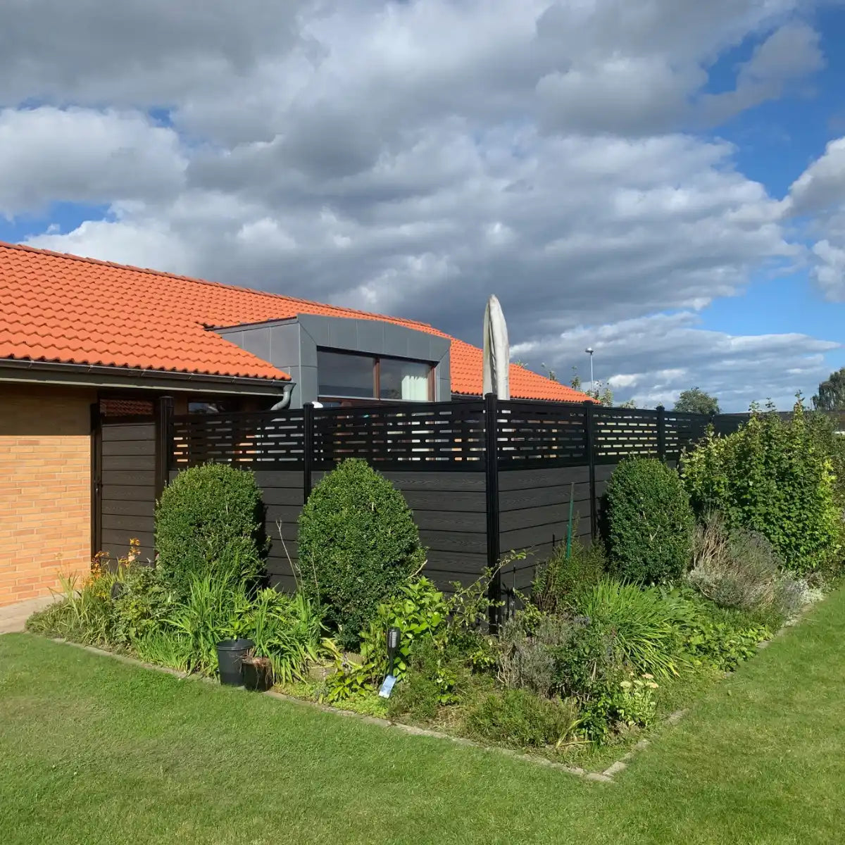 Komposithegn havehegn med gitter