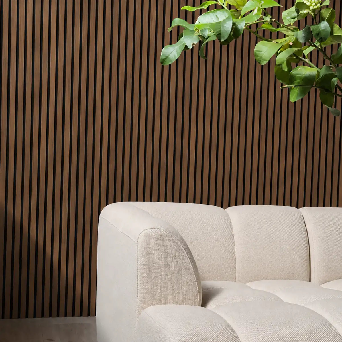 Akustikpaneler i Walnut på væg bag sofa