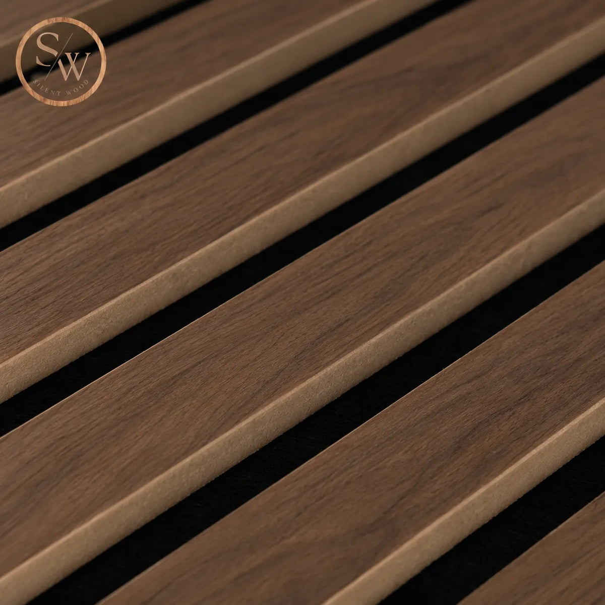 Akustikpanel i Walnut, nærbillede af lameller