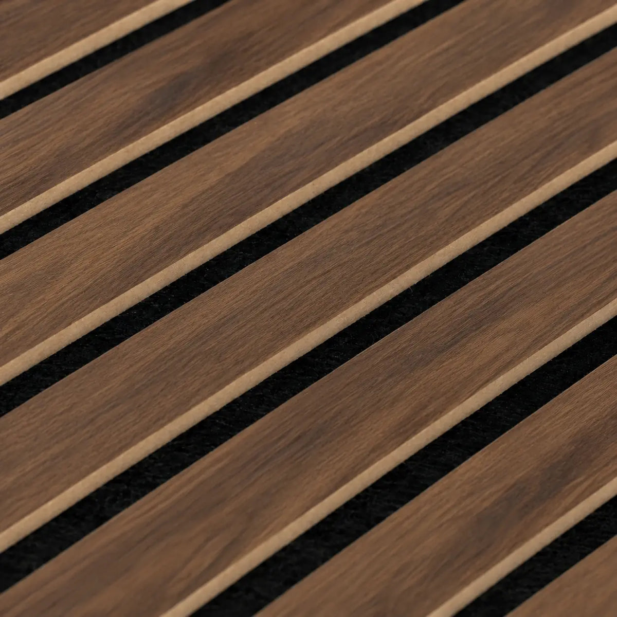 Akustikpanel i Walnut, detalje af kanter og filt